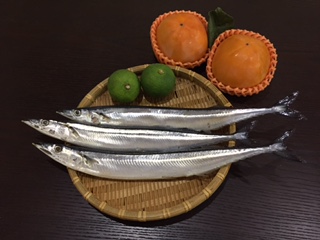 秋刀魚・柿.JPG